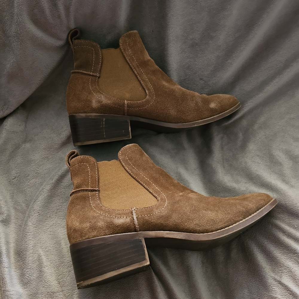 Super Cute Steve Maden Dicey Cognac Suede Boot Size 9M Chelsea Style Ankle Boot.